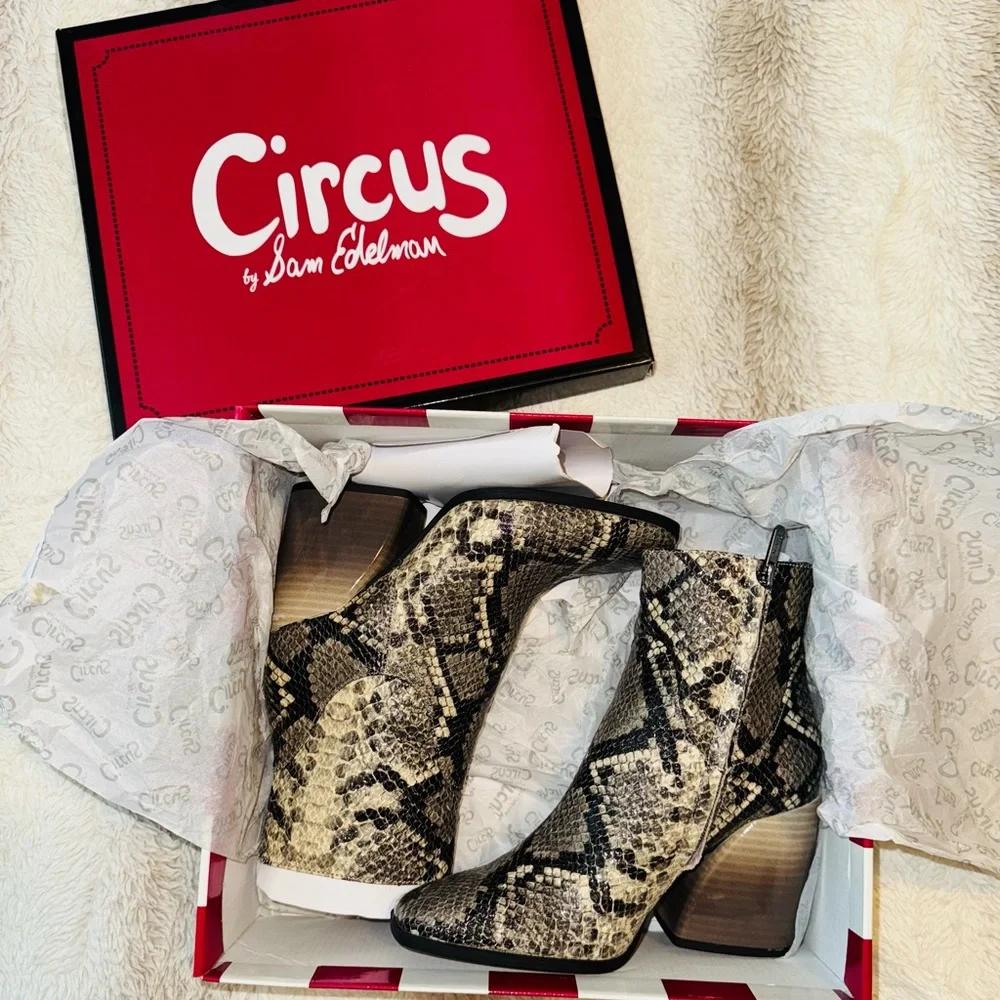 Circus by Sam Edelman Women’s Square Toe Zip-Up Booties